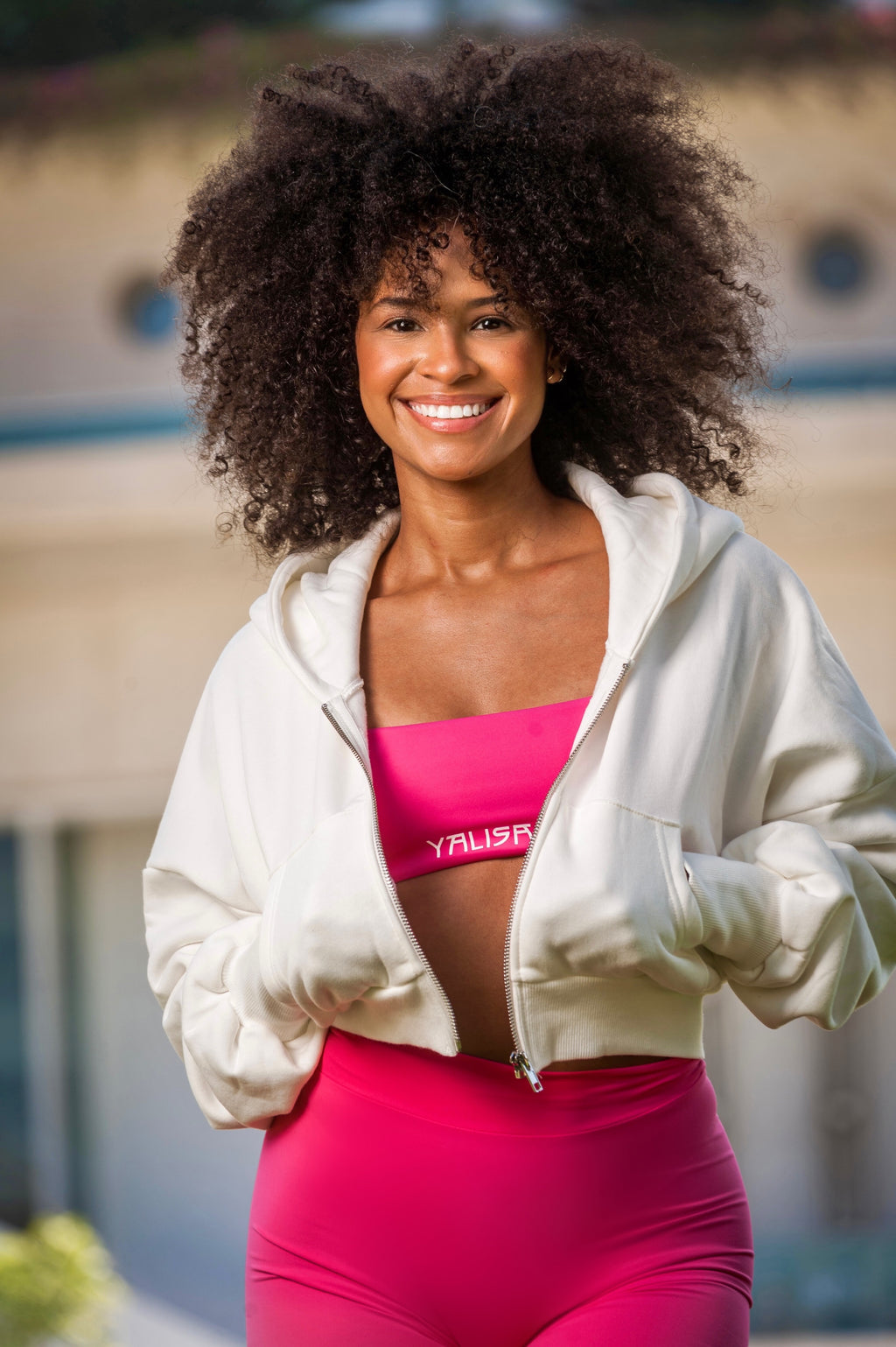 Mujer con una chaqueta deportiva con cremallera de color blanco