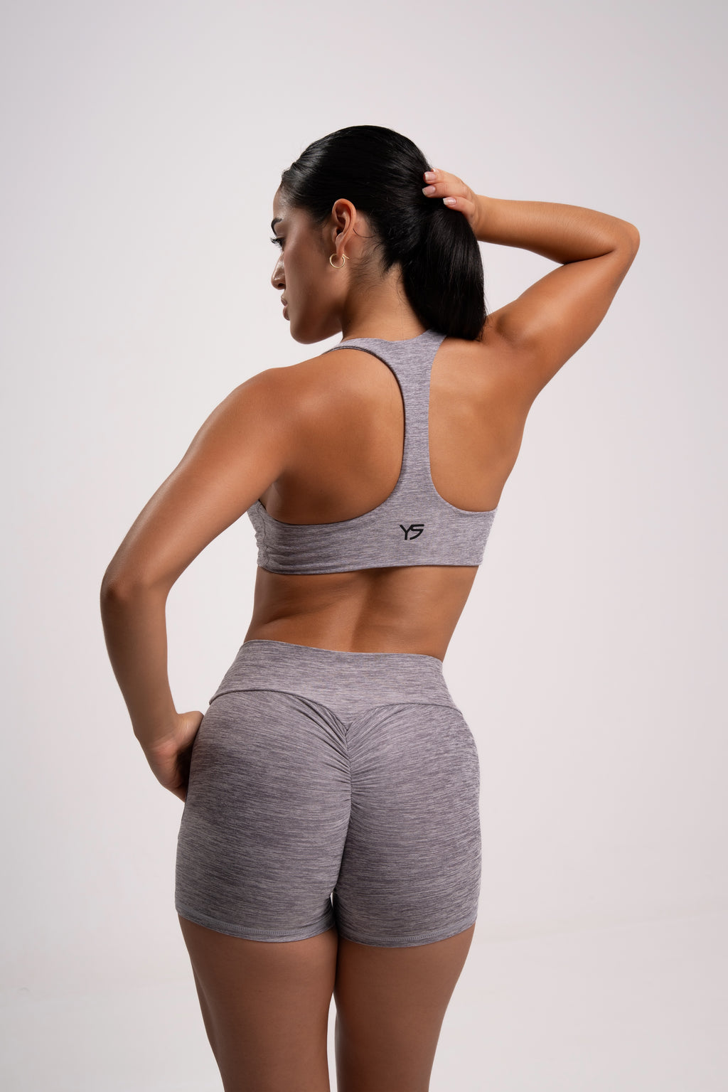 Conjunto deportivo de mujer corto de color gris