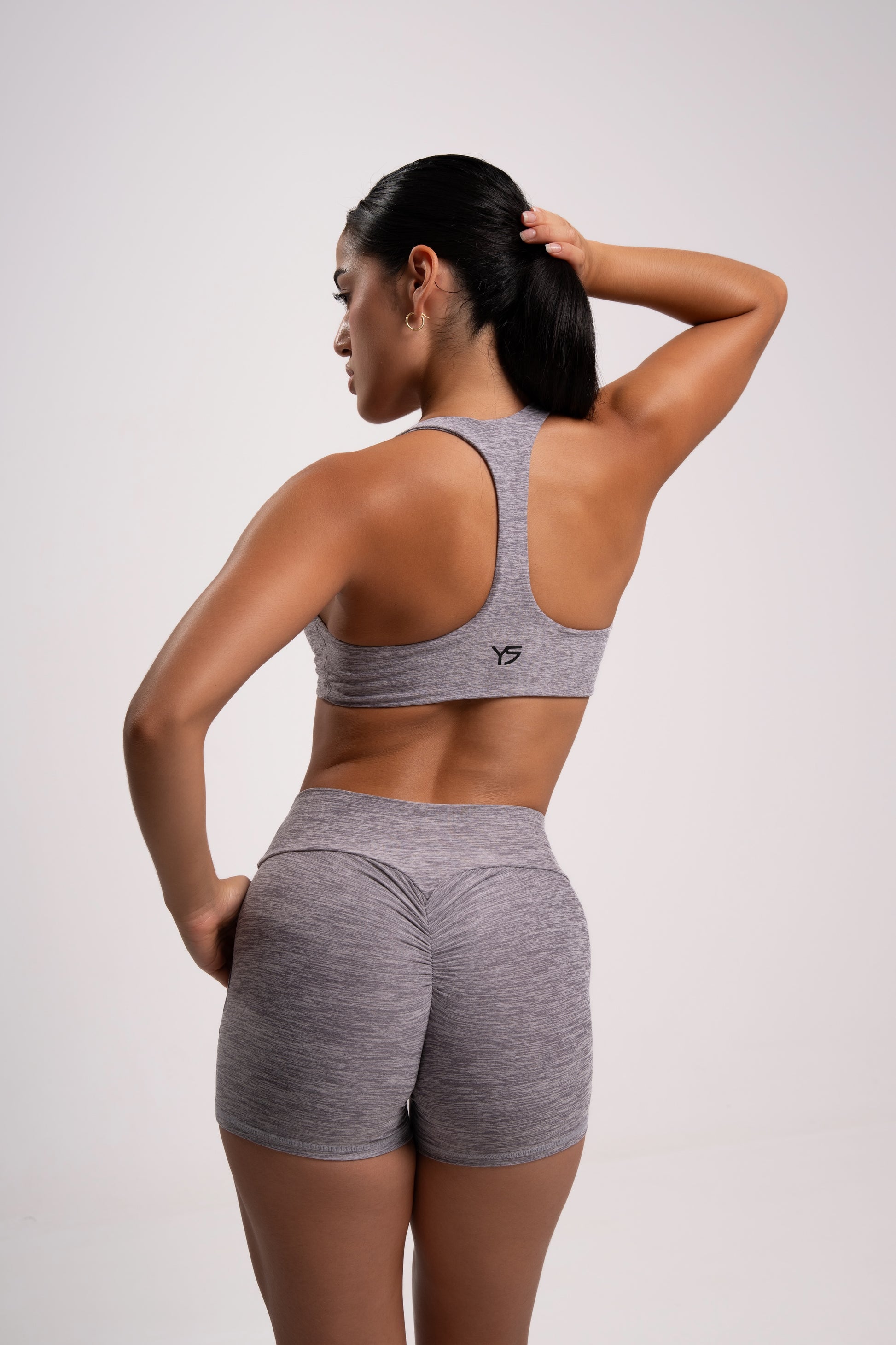 Conjunto deportivo de mujer corto de color gris