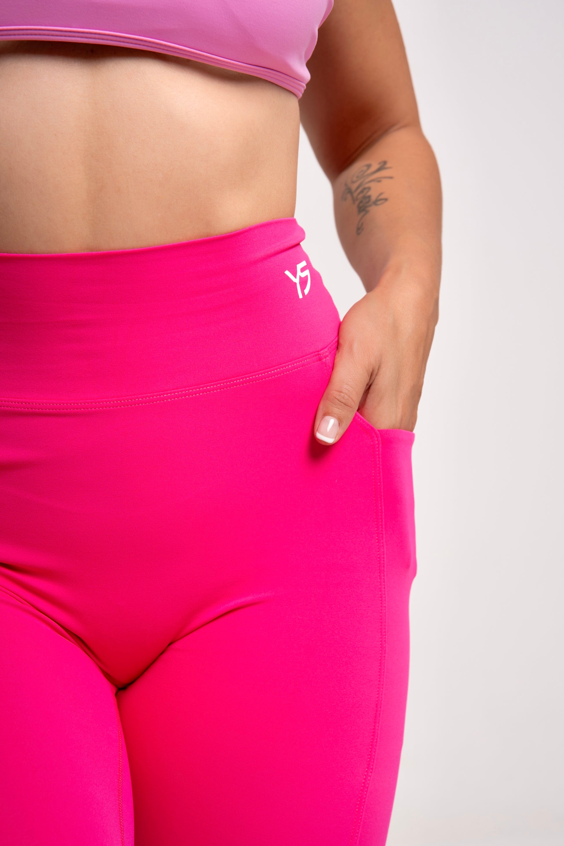 Leggings con bolsillo de color fucsia