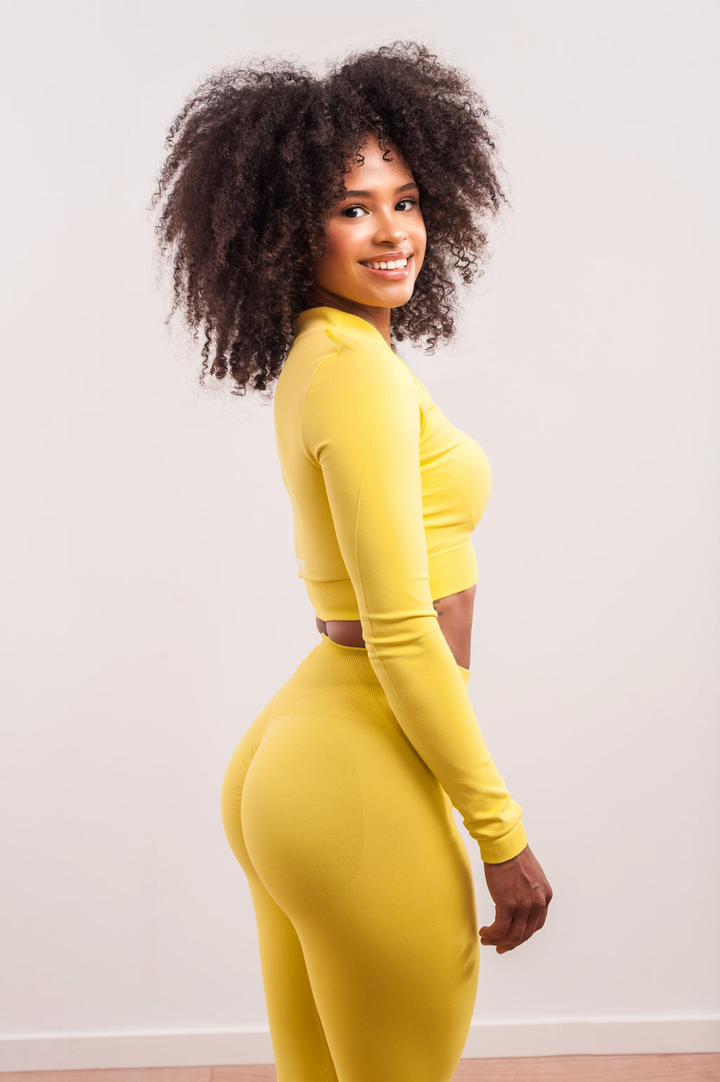 Mujer con un legging push up de color amarillo