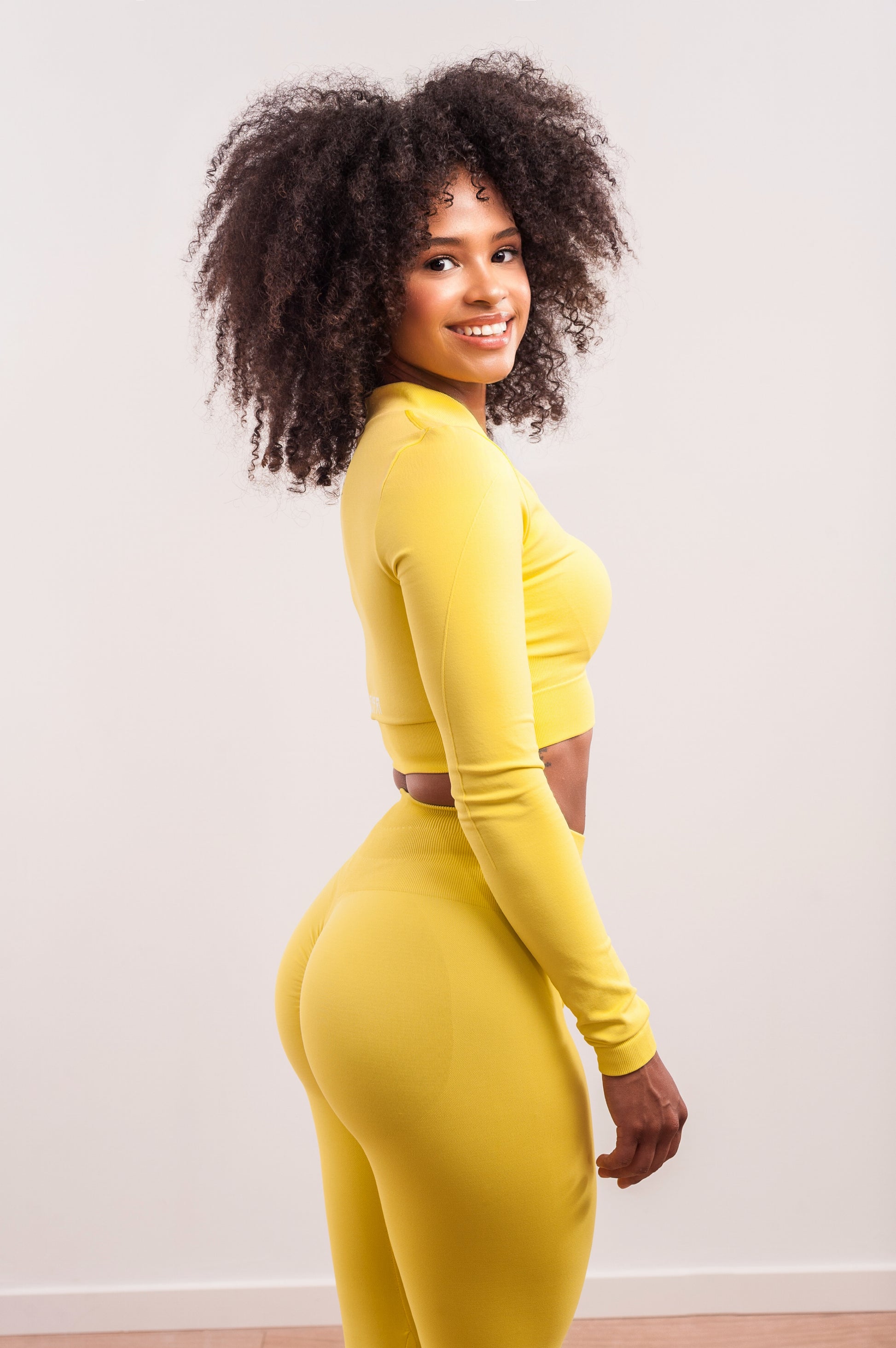 Mujer con un legging push up de color amarillo