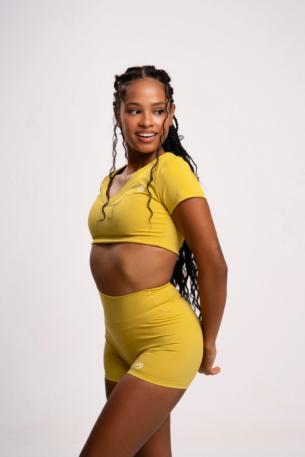 Mujer con unas mallas deportivas push up de color amarillo