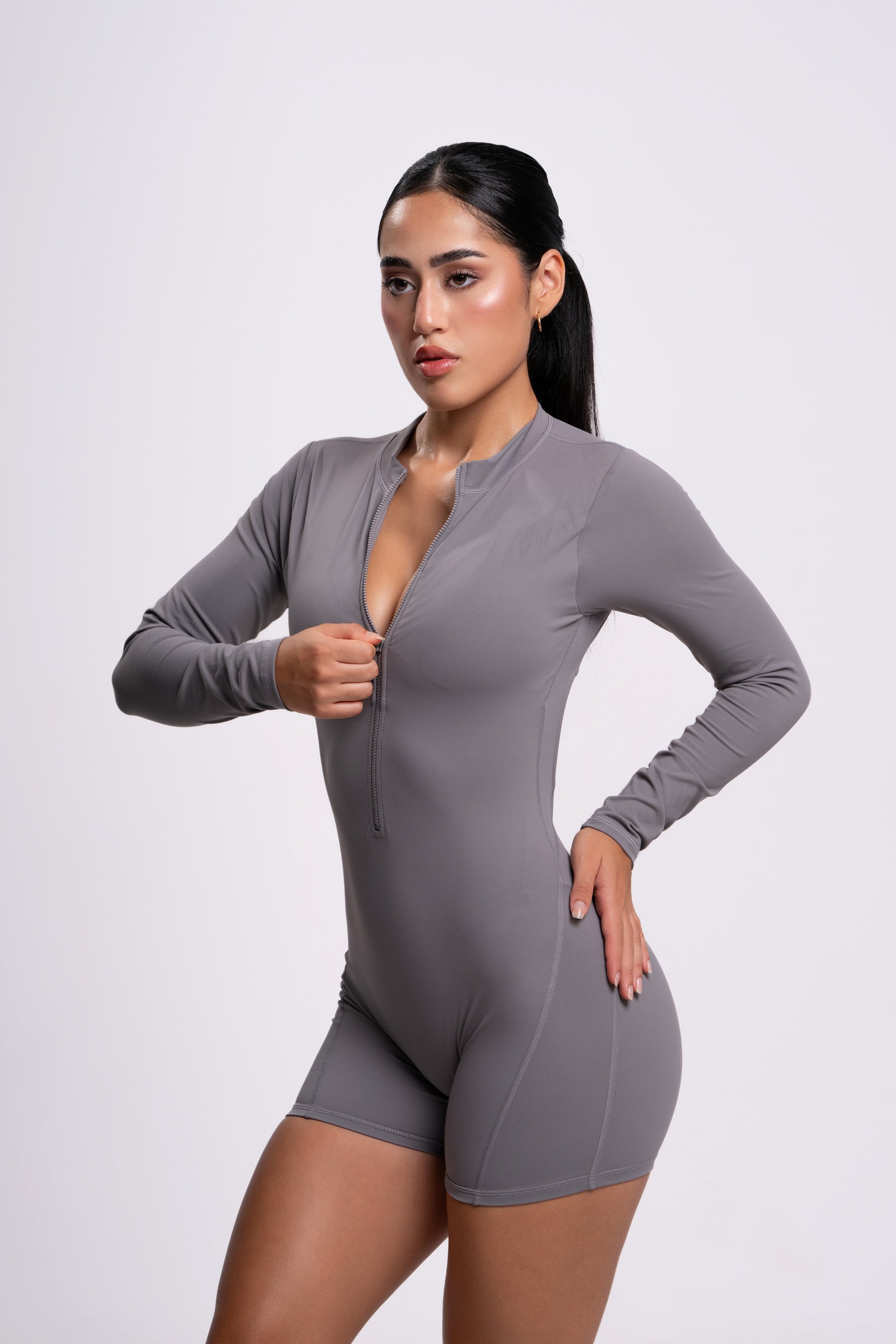 Mono corto deportivo mujer gris