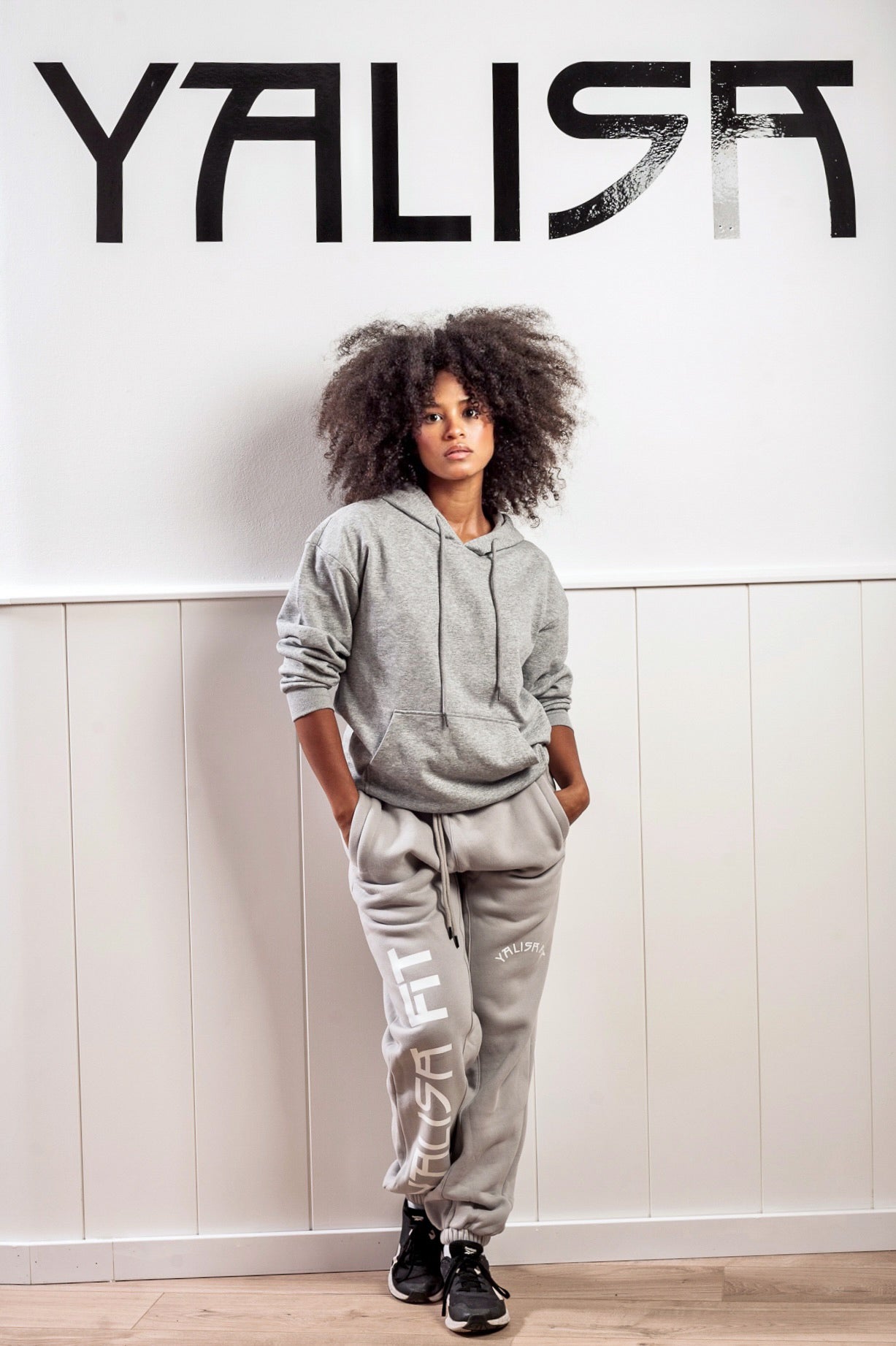 Pantalo de deporte de mujer ancho de color gris