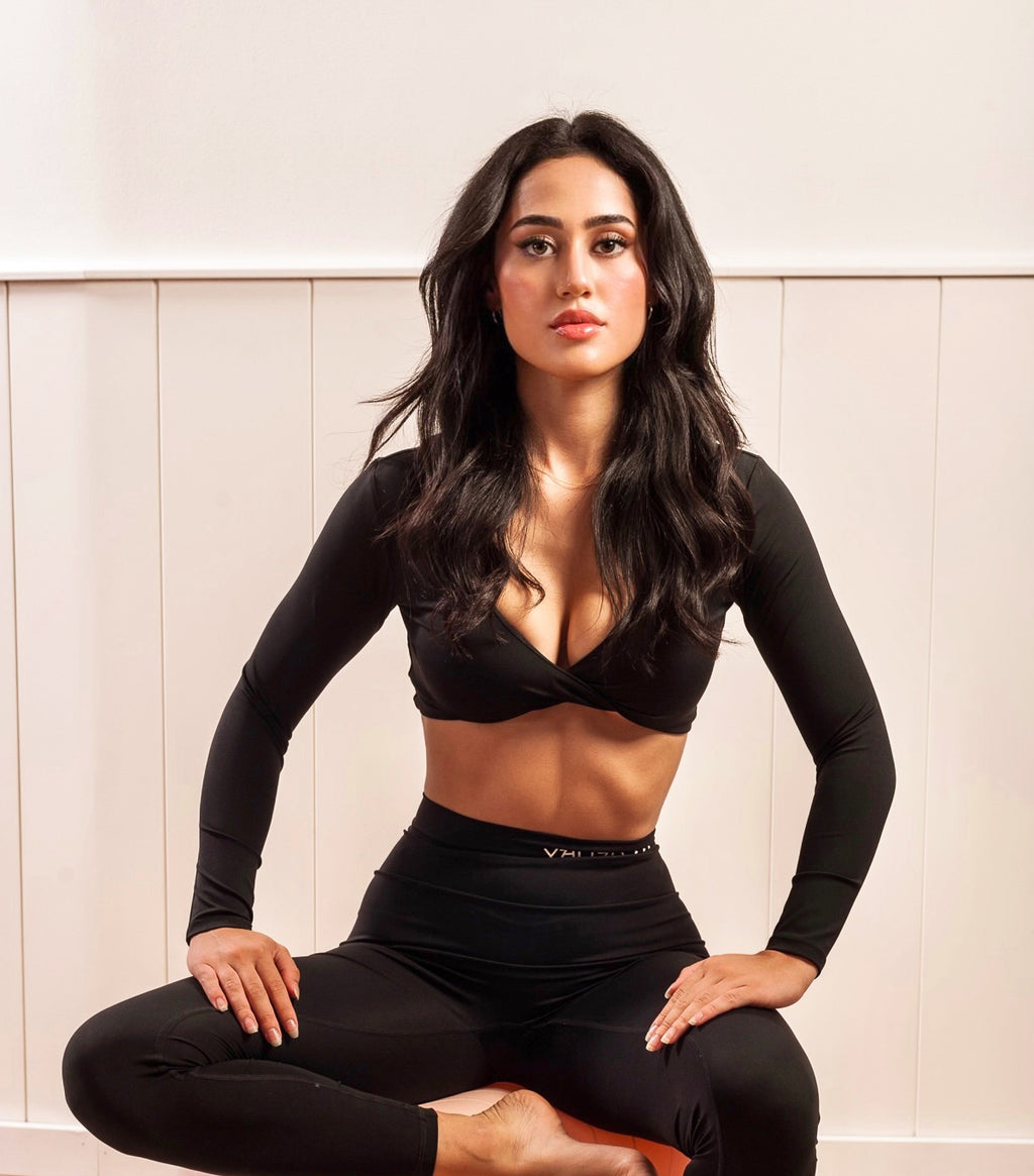 Ropa de yoga de mujer bonita de color negro