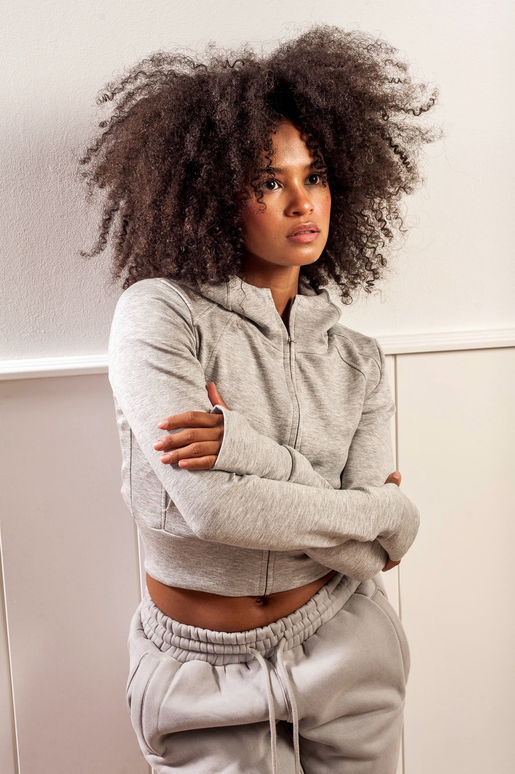 Mujer con una sudadera de gimnasio de color gris