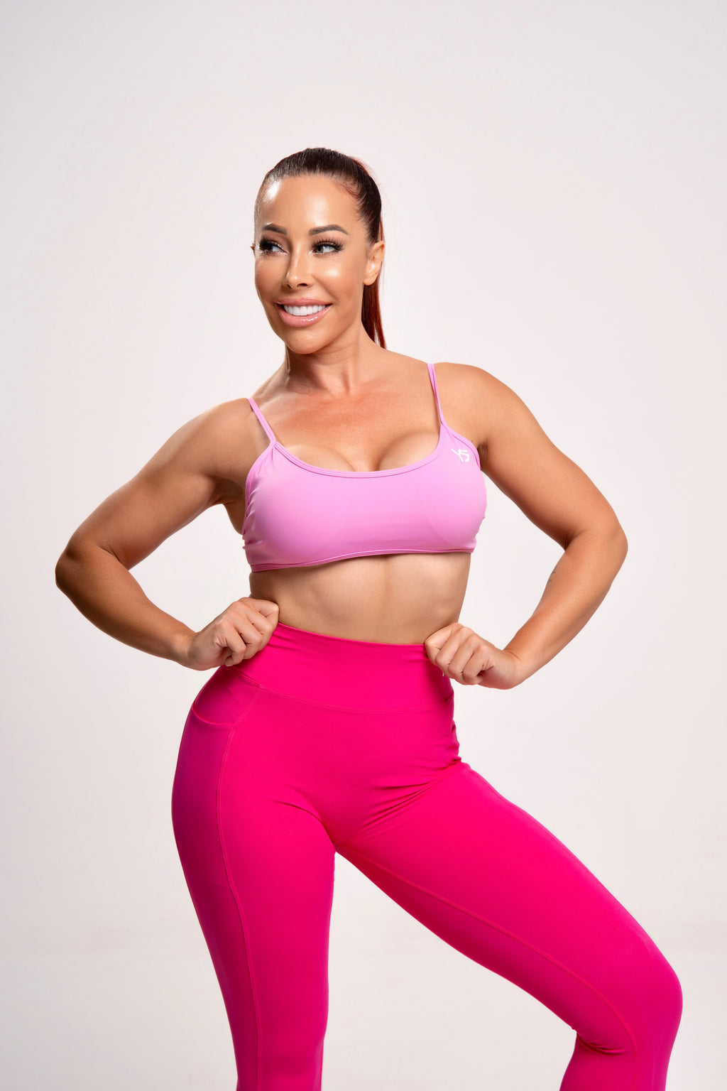 Mujer con sujetador deportivo de alto impacto de color rosa