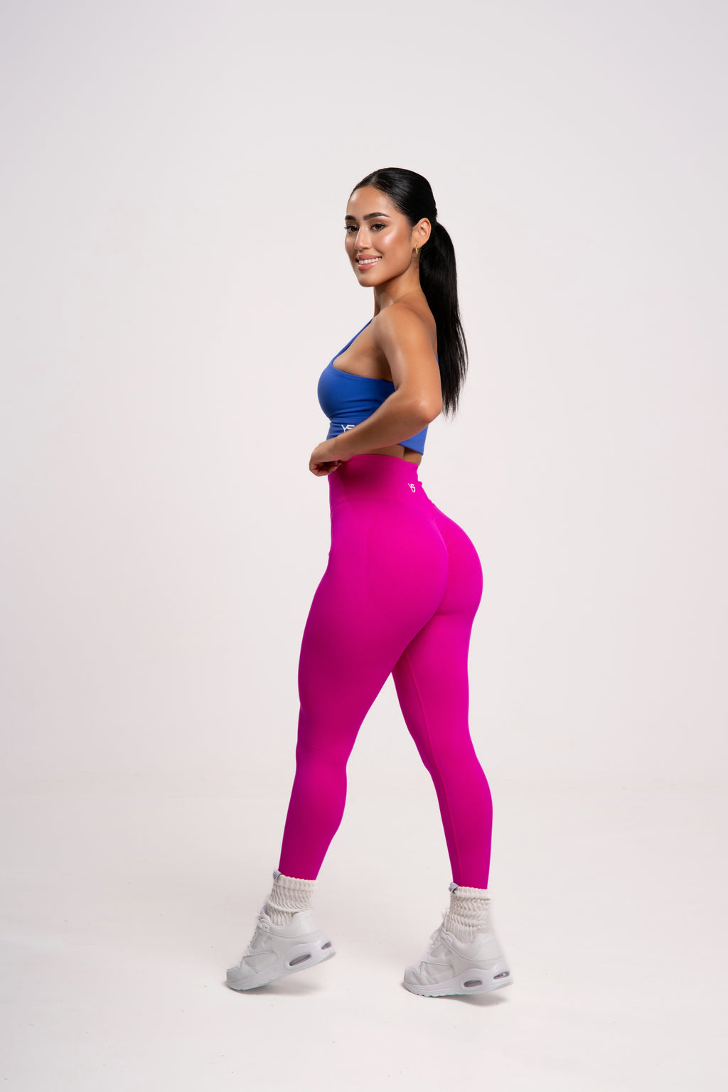 Mujer con un sujetador deportivo con escote de color azul