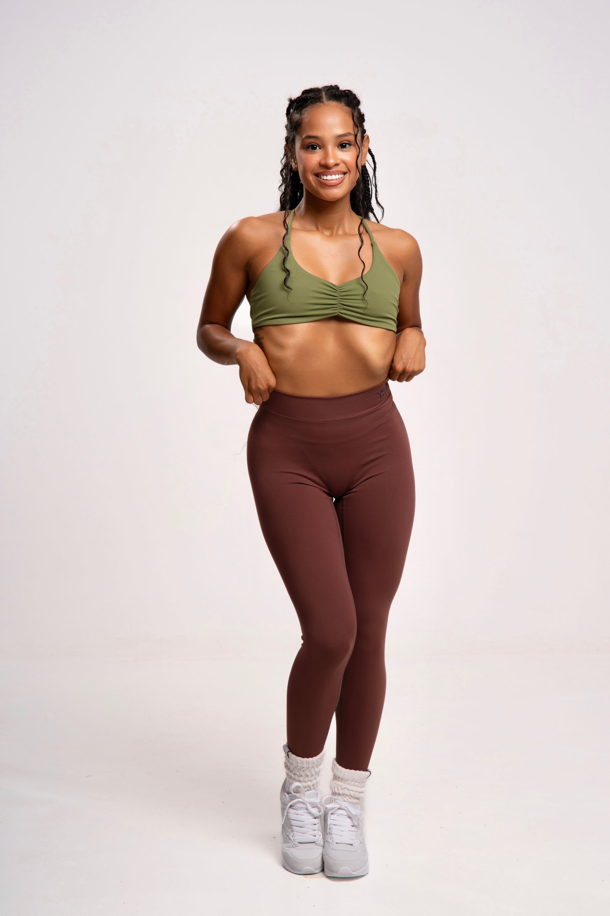 Mujer con un sujetador deportivo para running de color verde