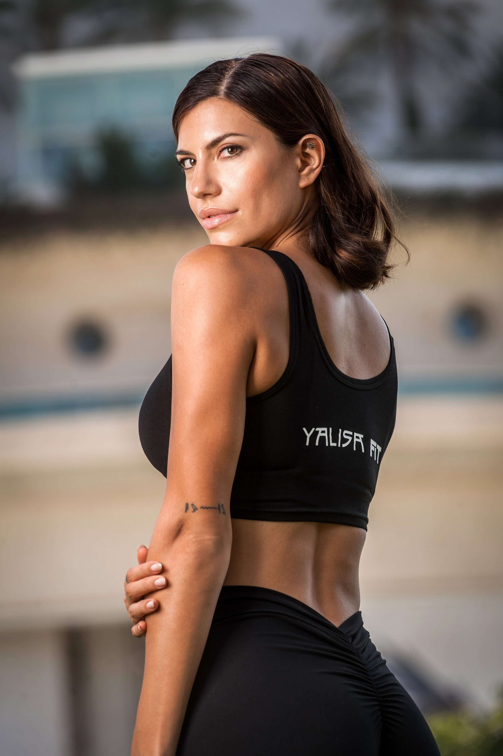 Mujer con un top deportivo negro de alto impacto