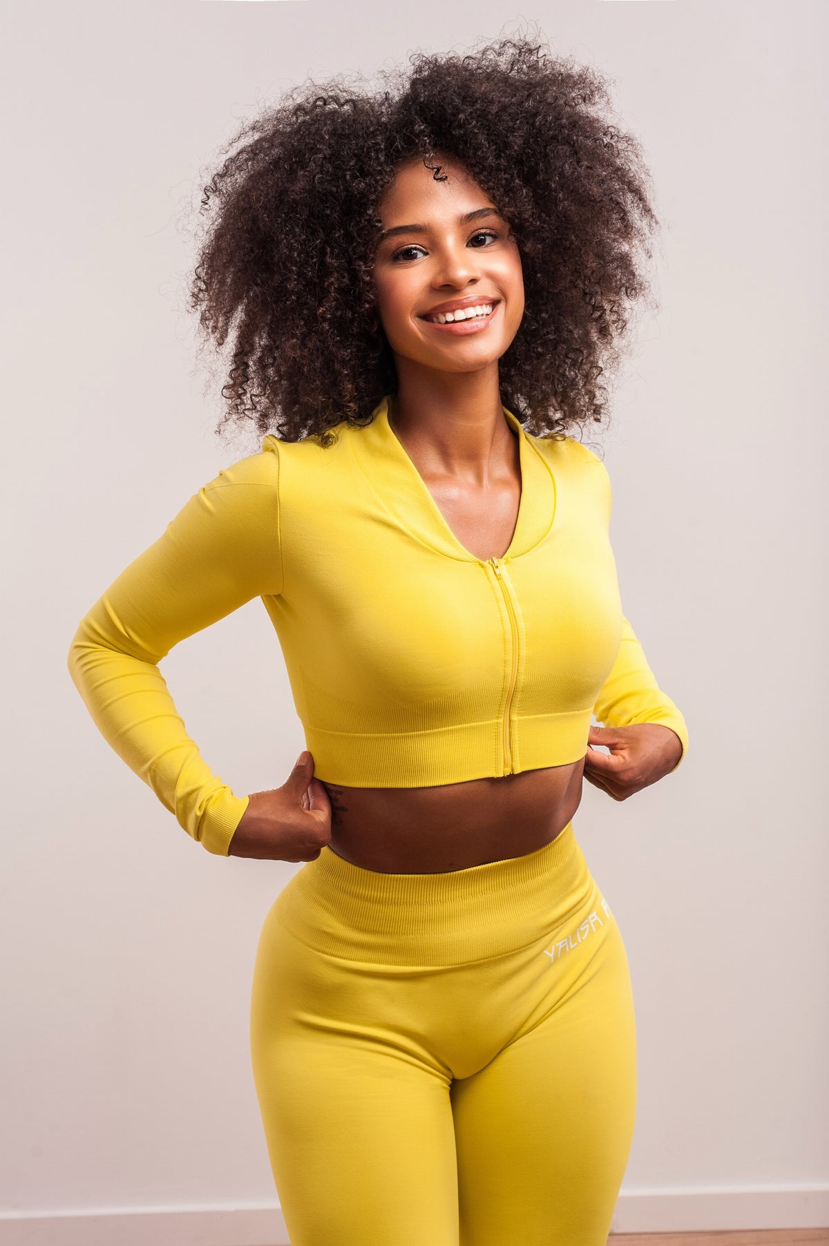 Mujer con un top deportivo con cremallera de color amarillo
