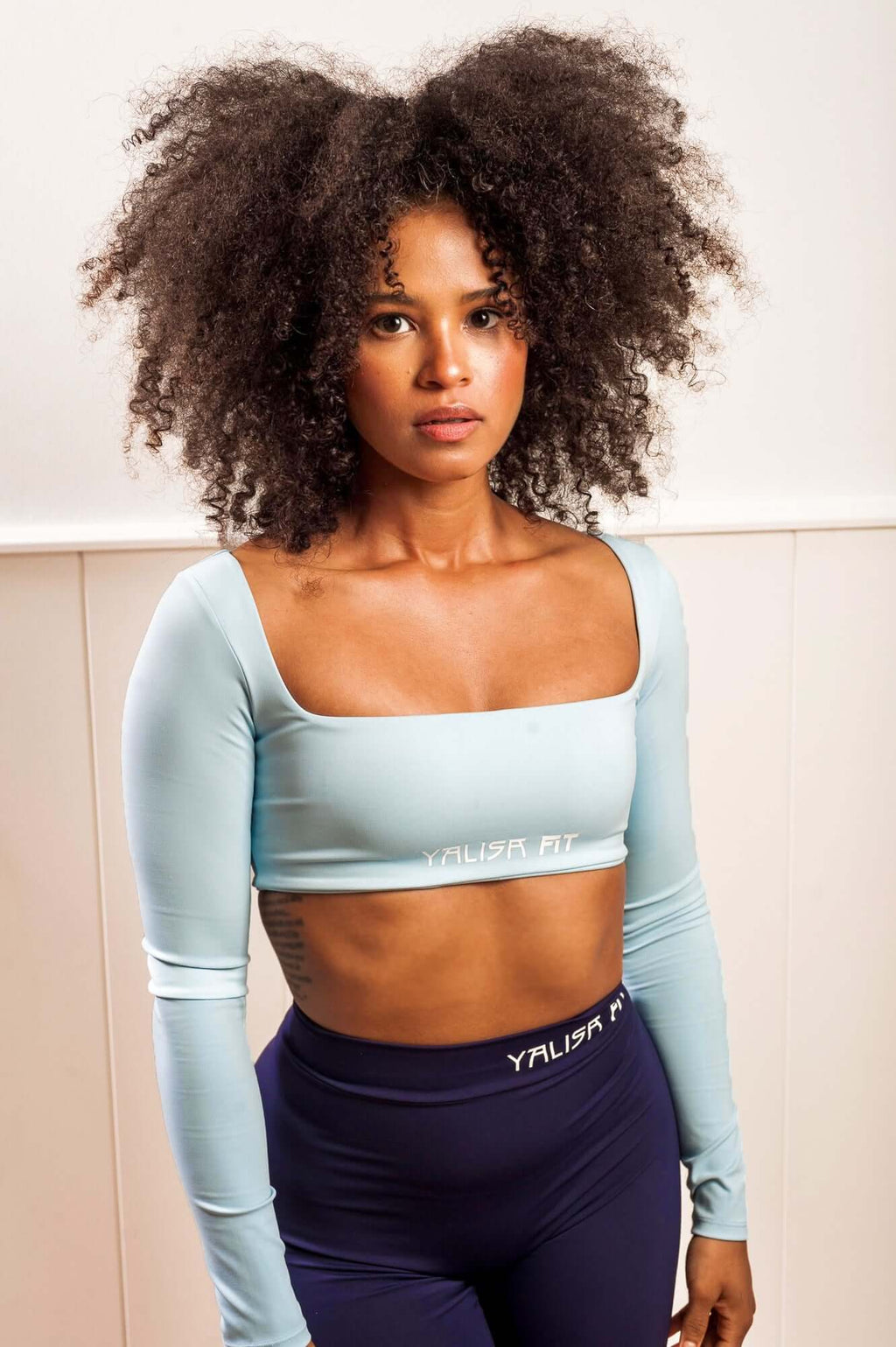 Mujer con un top deportivo de manga larga de color azul claro