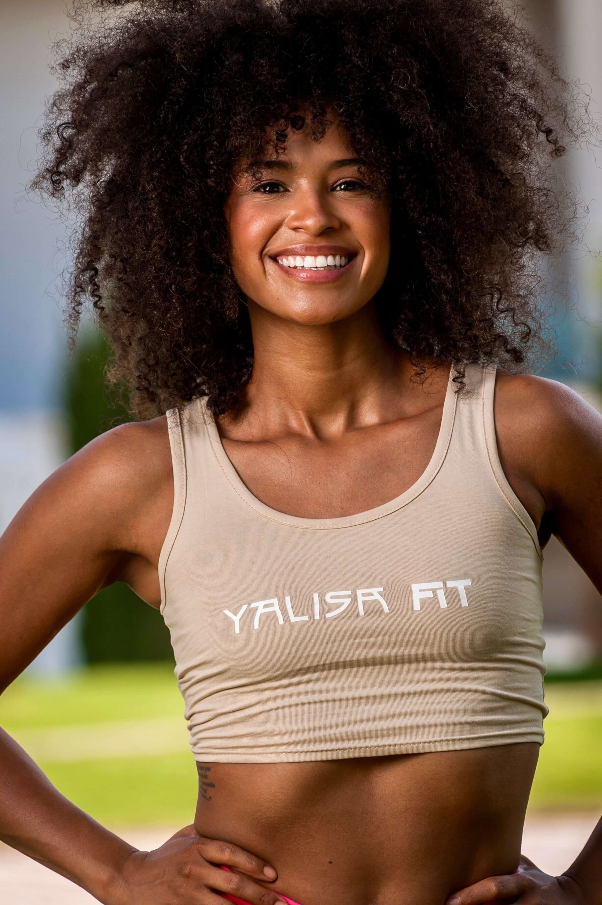 Mujer con un top deportivo de tirantes de color beige