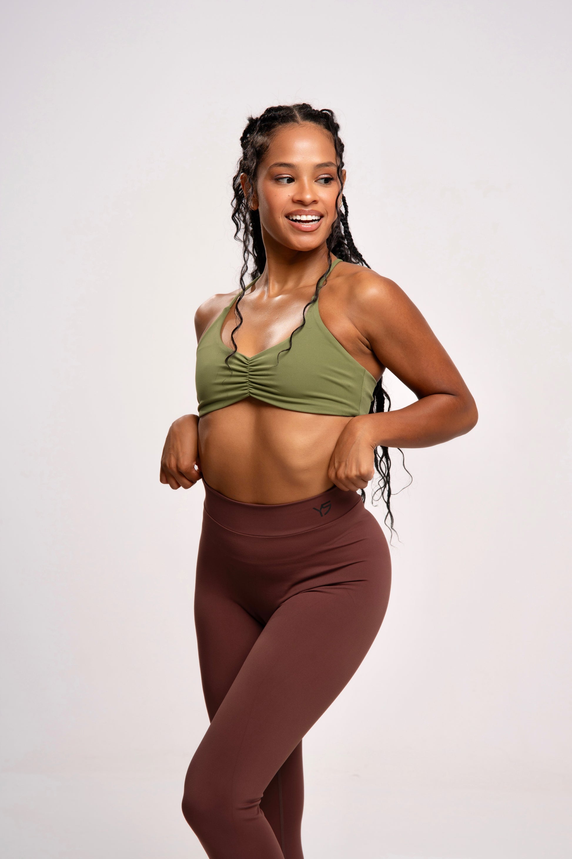 Mujer con un top sujetador deportivo de color verde